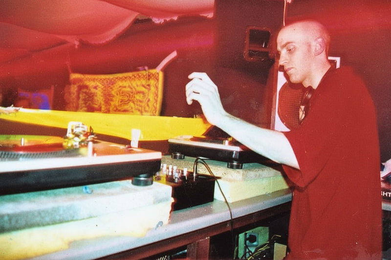 DJ Pauze on the turntables in 2001